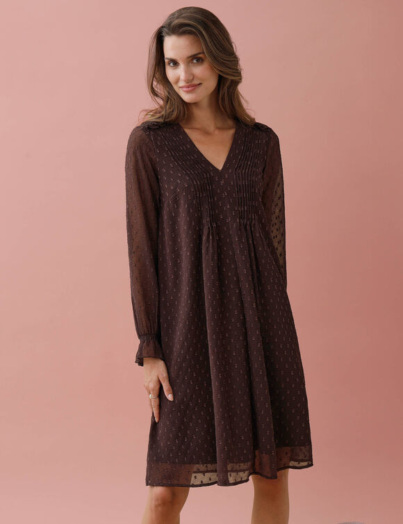 Robe unie &agrave; plis, voile plumetis (chocolat)