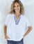 Blouse crépon brodé manches courtes  (blanc / bleu)