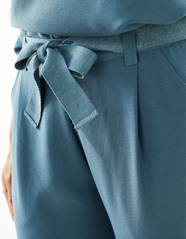Pantalon uni crêpe fluide ceinture dorée (turquoise grisé)