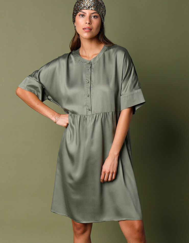 Robe courte ample en satin (kaki)
