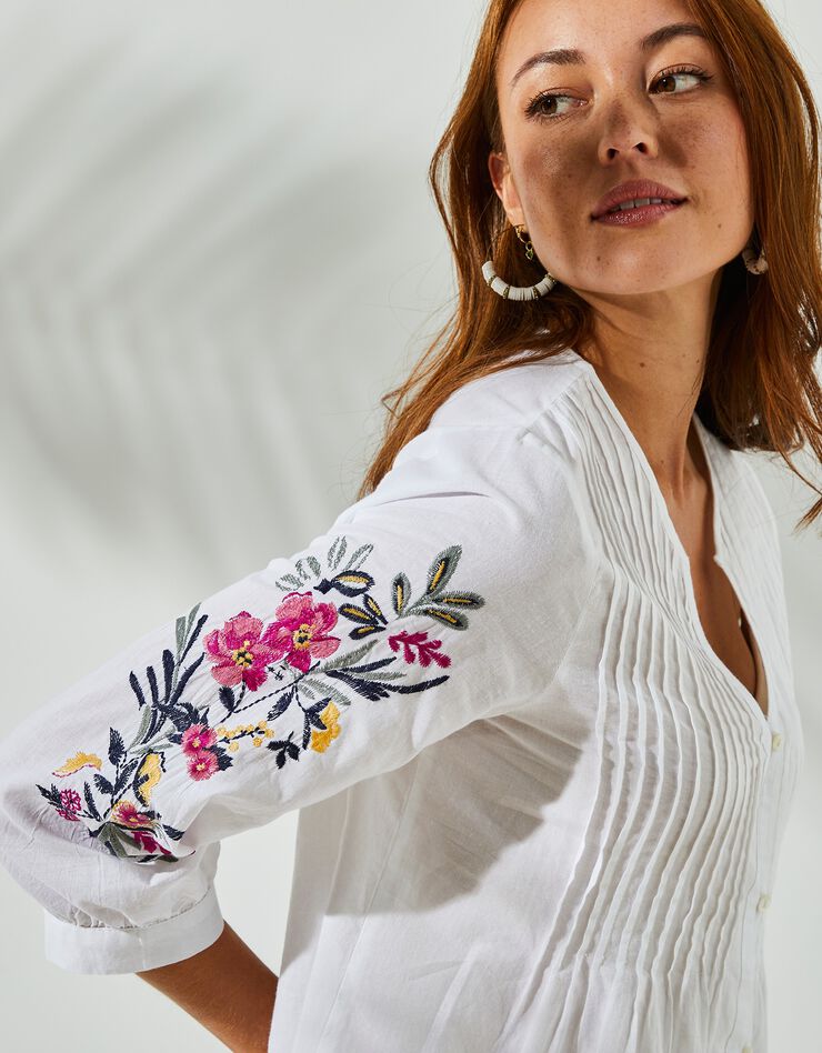 Tunique boutonnée à plis unie brodée (blanc)