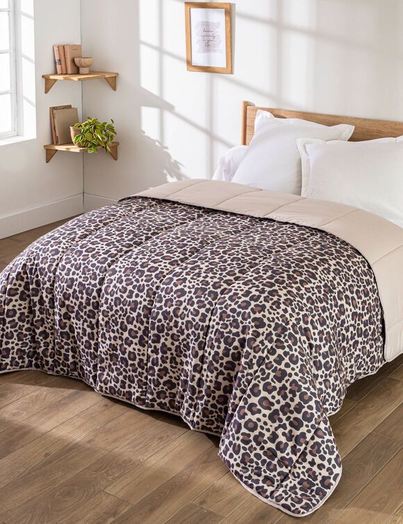 Couette microfibre motif l&eacute;opard 400 g/m&sup2; (sable / noir)