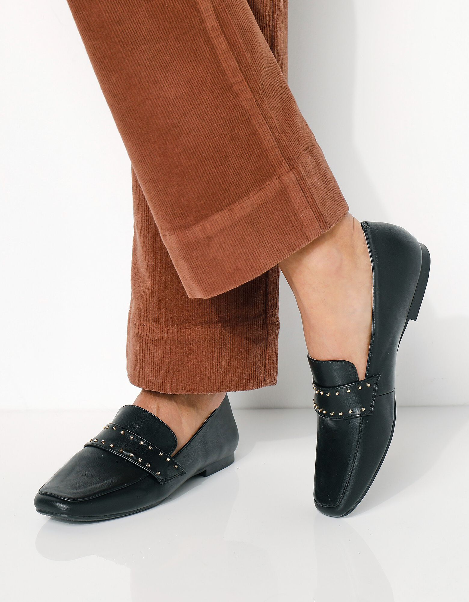Mocassins Cloutés Stuart Weitzman – Taille 9.5 US – Cuir Beige – Neufs Sans Boîte – Style Loafers Chic