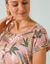 T-shirt col rond imprimé tropical (corail / kaki)