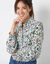 Blouse volantée imprimée, crépon (écru / bleu)
