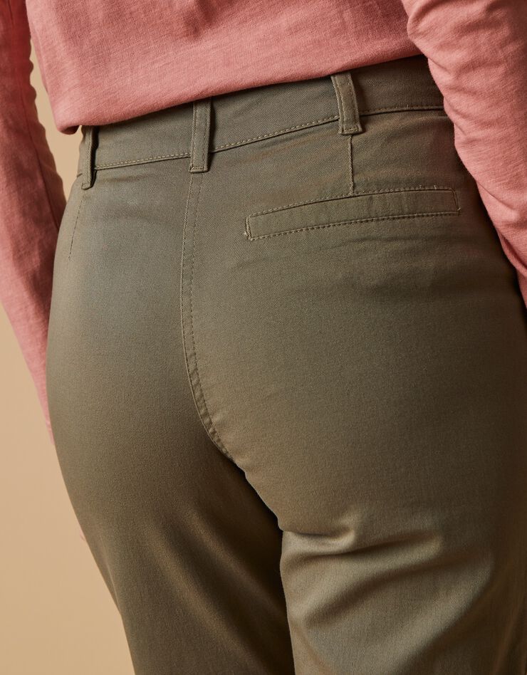 Pantalon chino à poches plaquées (kaki) Pantalon chino à poches plaquées (kaki)
