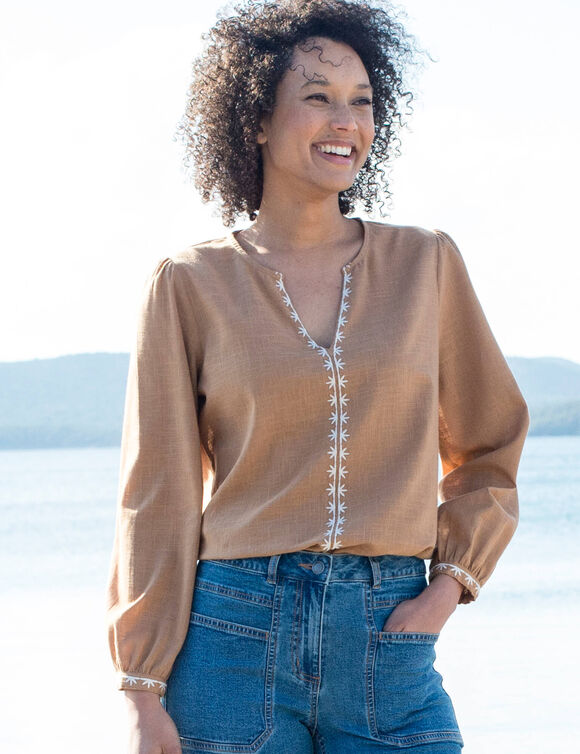 Blouse unie brod&eacute;e en coton, col fendu (noisette)