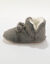 Chaussons forme botillon avec pompons effet fausse fourrure (gris)