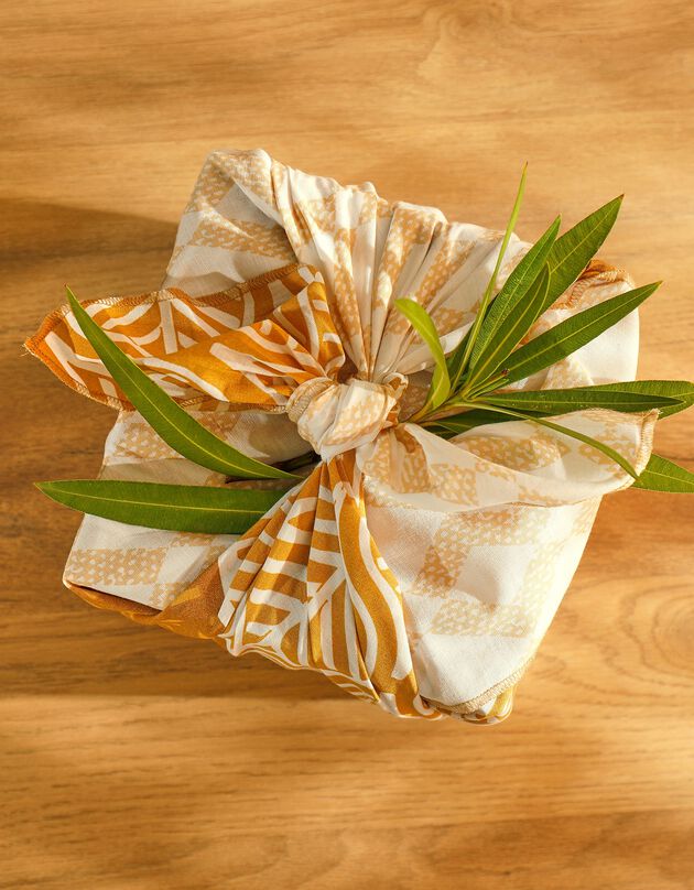 Tissu cadeau furoshiki imprimé taille M, lot de 4 - collection upcycling (blanc / jaune)