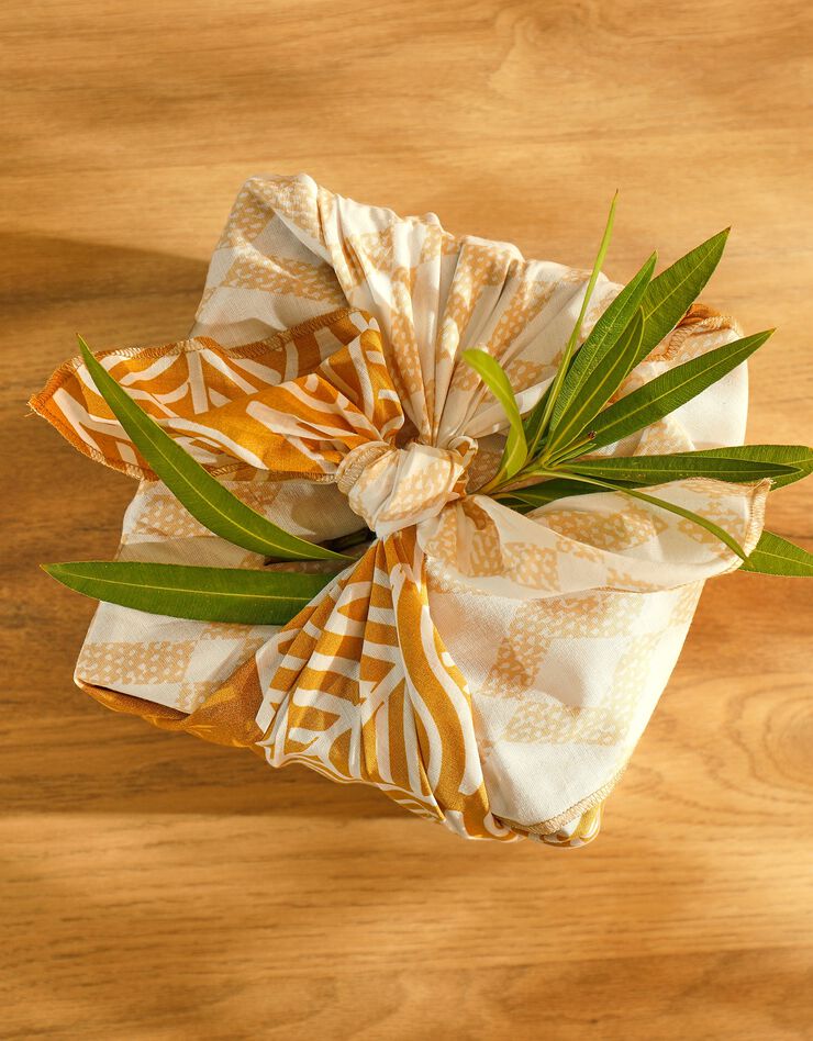 Tissu cadeau furoshiki imprimé taille M, lot de 4 - collection upcycling (blanc / jaune) Tissu cadeau furoshiki imprimé taille M, lot de 4 - collection upcycling (blanc / jaune)