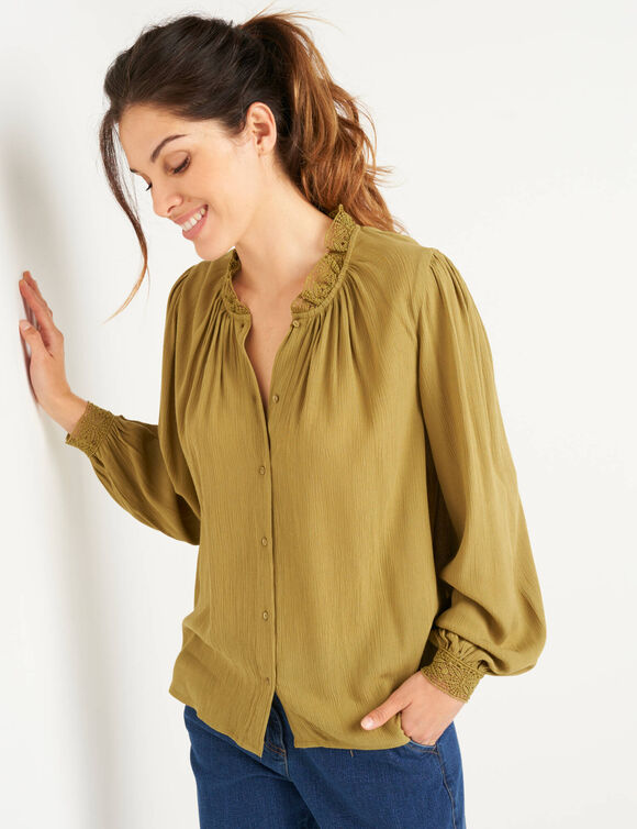 Chemisier uni en crépon, col volanté macramé (vert olive)