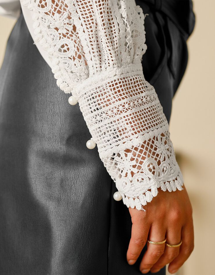 Blouse macramé col V manches longues, crêpe fluide (blanc) Blouse macramé col V manches longues, crêpe fluide (blanc)