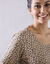 T-shirt col rond manches courtes imprimé (beige / noir)