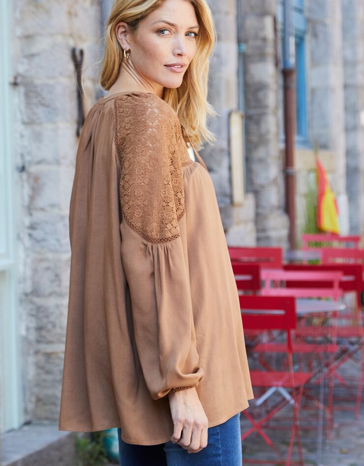 Blouse unie col fantaisie macramé (caramel) Blouse unie col fantaisie macramé (caramel)