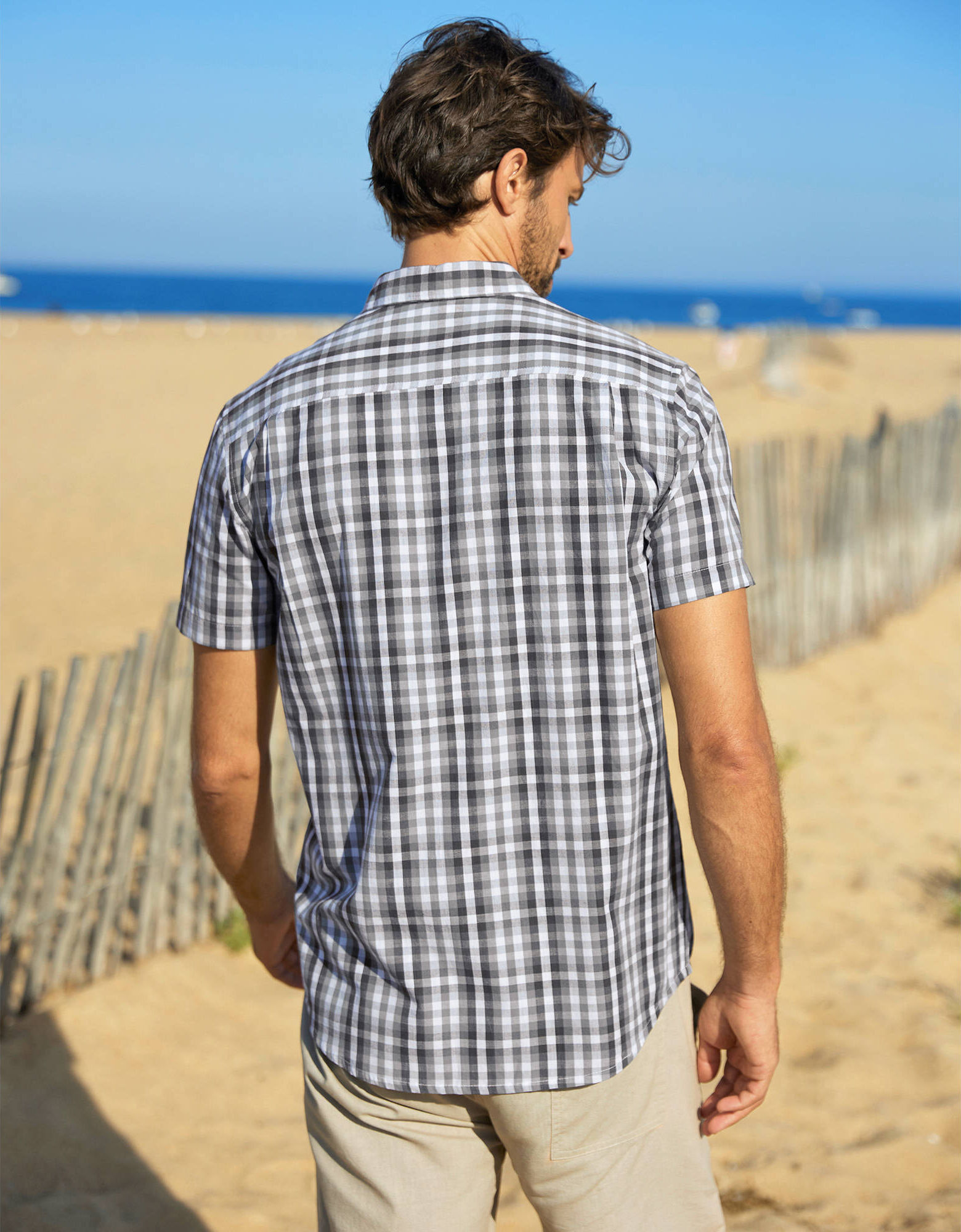 Chemise de Trekking voyage TRAVEL 100 carreaux manches courtes noire homme FORCLAZ