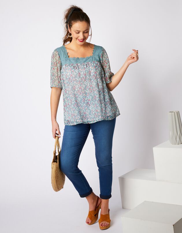 Blouse à décolleté carré brodé en voile imprimé fleuri - manches courtes (vert grisé) Blouse à décolleté carré brodé en voile imprimé fleuri - manches courtes (vert grisé)