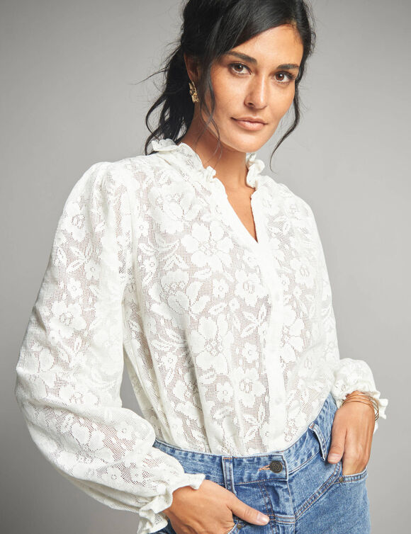 Chemisier en dentelle fleurie, col volanté (écru)