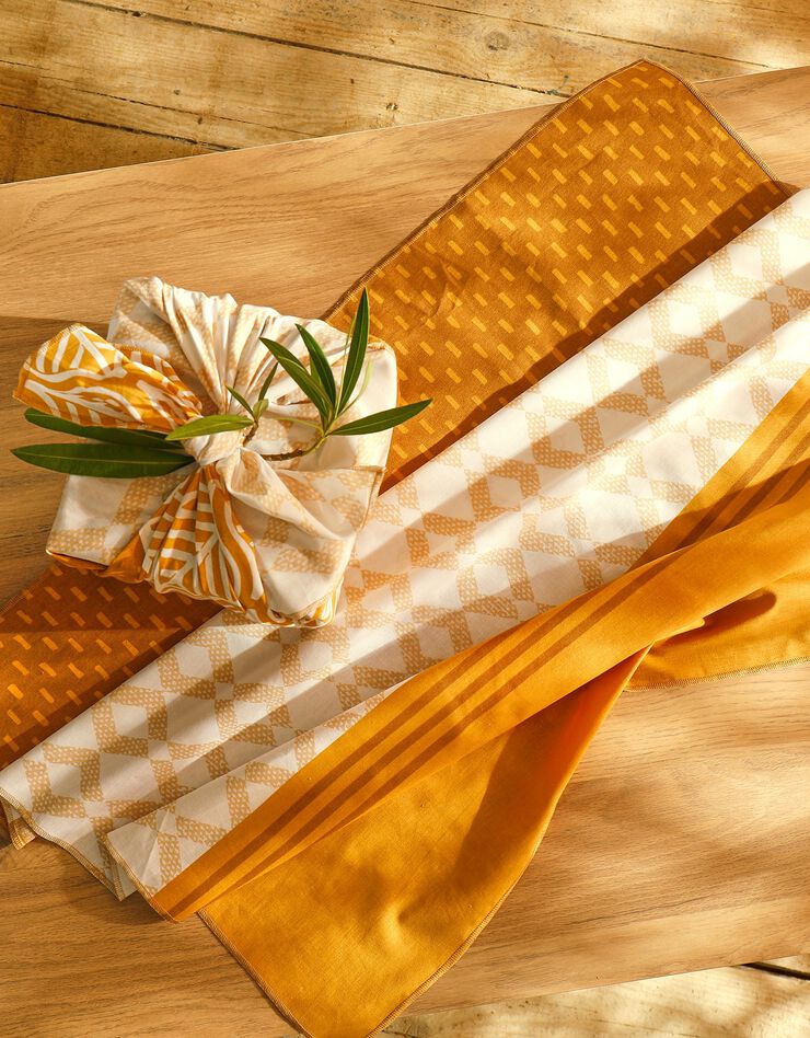 Tissu cadeau furoshiki imprimé taille M, lot de 4 - collection upcycling (blanc / jaune) Tissu cadeau furoshiki imprimé taille M, lot de 4 - collection upcycling (blanc / jaune)