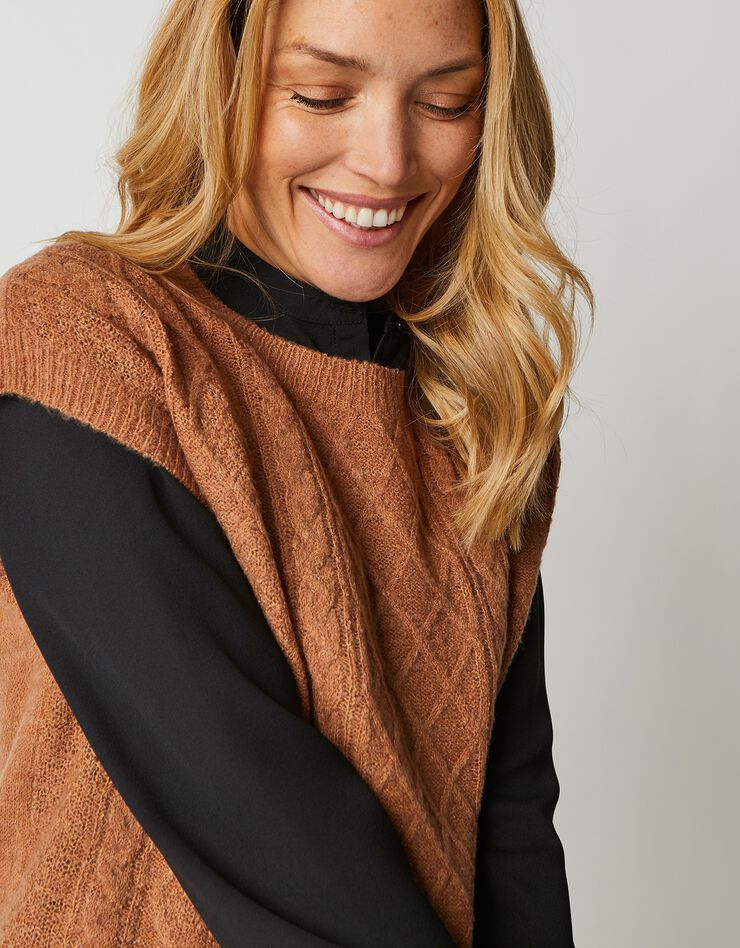 Pull torsadé sans manches, épaules tombantes (caramel) Pull torsadé sans manches, épaules tombantes (caramel)
