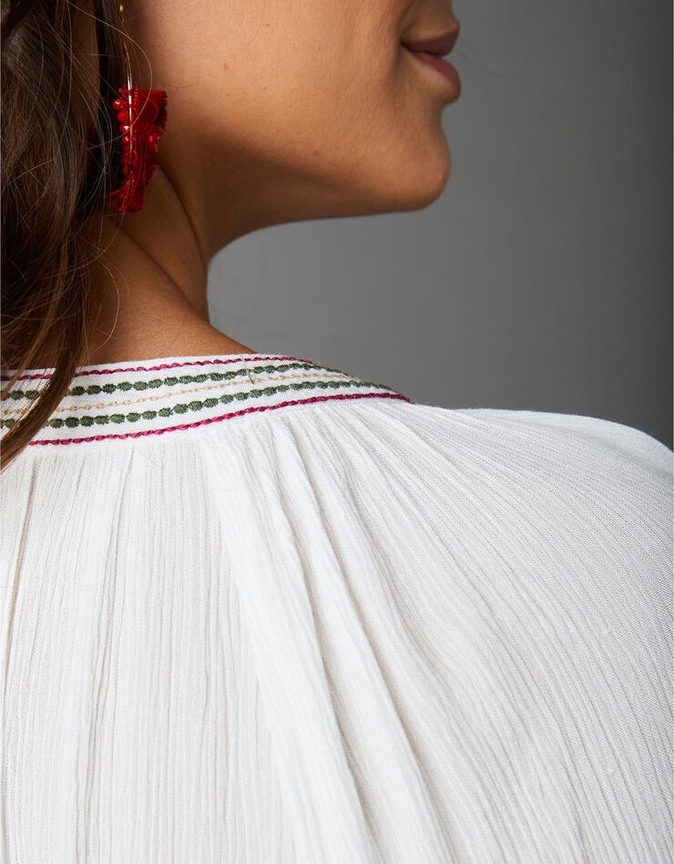 Blouse en crépon brodé à pompons (écru) Blouse en crépon brodé à pompons (écru)