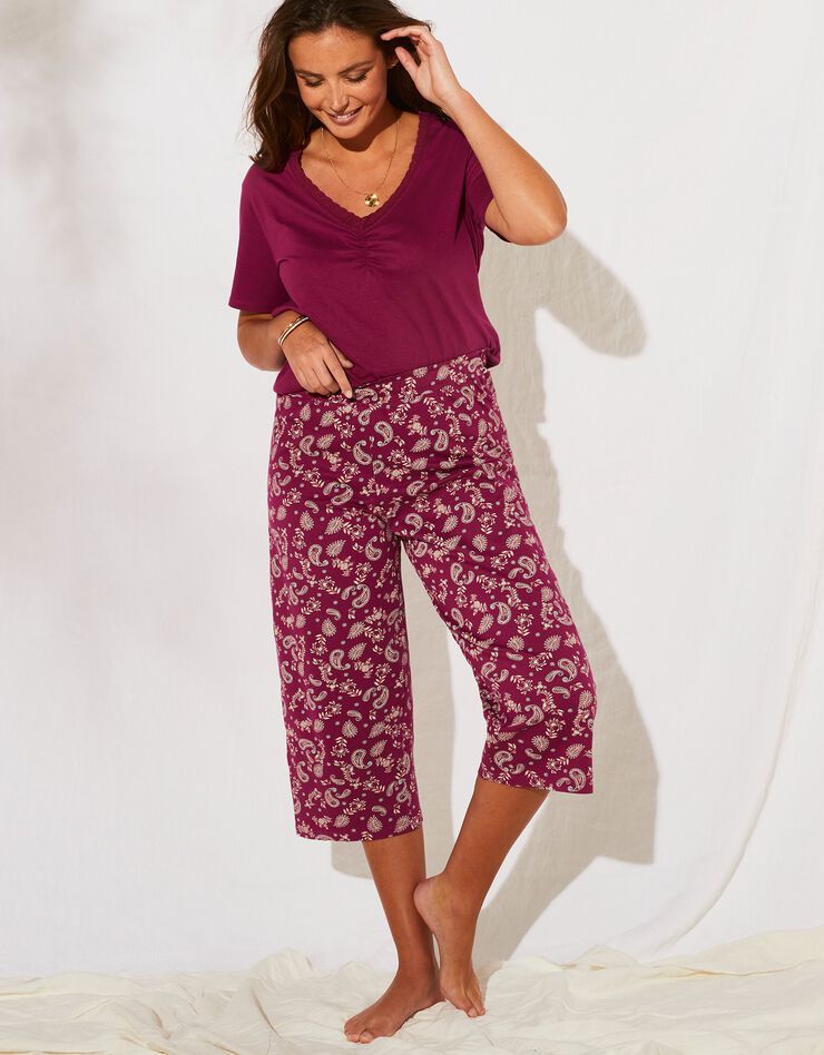 Pyjama avec pantacourt et tee-shirt manches courtes imprimé cachemire (prune) Pyjama avec pantacourt et tee-shirt manches courtes imprimé cachemire (prune)