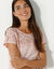 T-shirt dentelle col rond manches courtes (rose pâle)