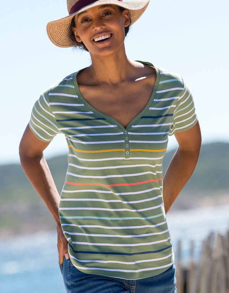 Tee-shirt col V rayé multicolore (vert / multicolore) Tee-shirt col V rayé multicolore (vert / multicolore)