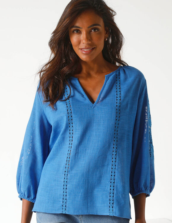 Blouse unie macram&eacute;, manches brod&eacute;es (bleu)