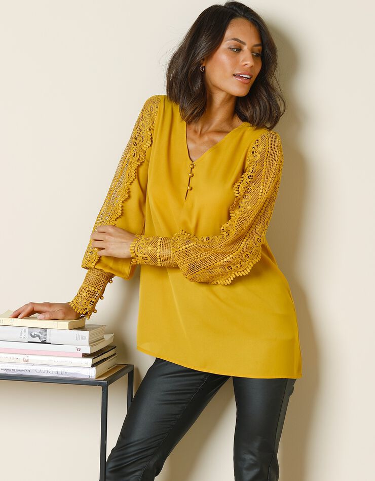 Blouse macramé col V manches longues, crêpe fluide (safran) Blouse macramé col V manches longues, crêpe fluide (safran)