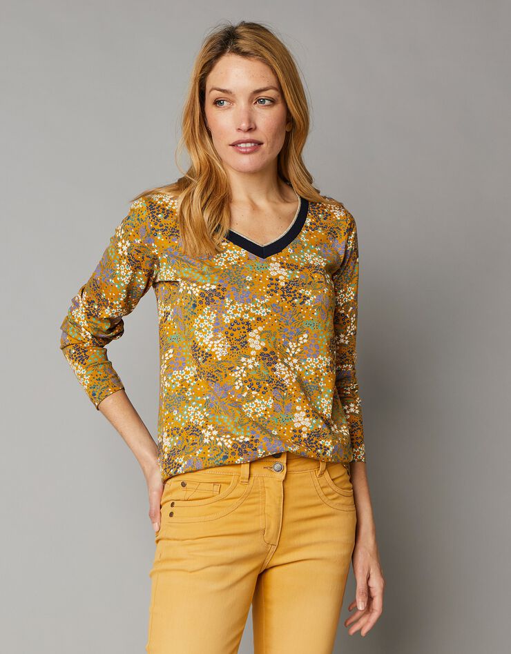 Tee-shirt col V imprimé patchwork (safran) Tee-shirt col V imprimé patchwork (safran)