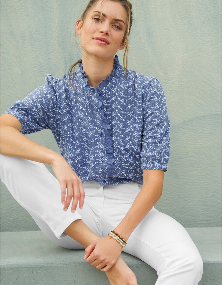 Blouse boutonnée bicolore broderie anglaise (bleu / blanc) Blouse boutonnée bicolore broderie anglaise (bleu / blanc)