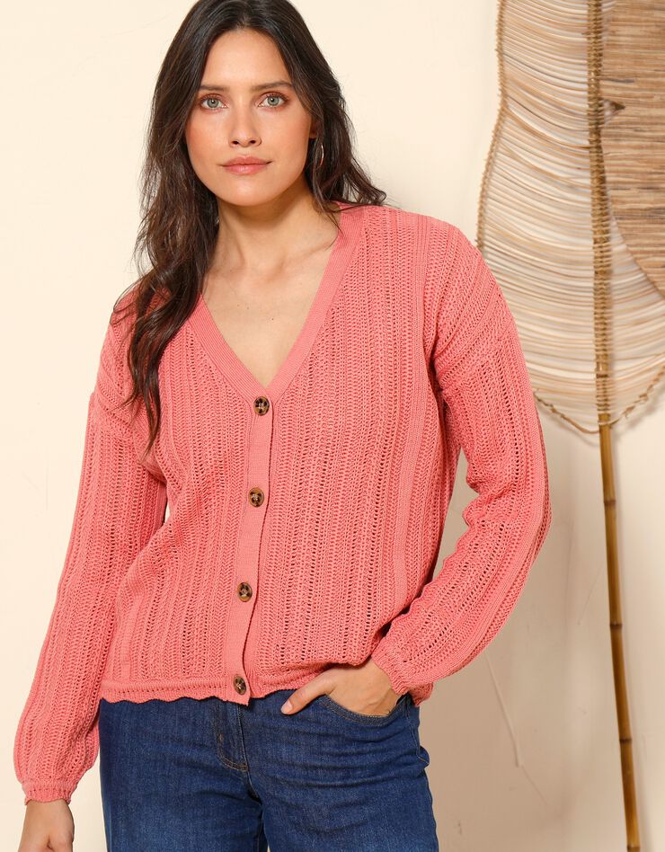 Gilet boutonné col V, maille ajourée fantaisie (corail) Gilet boutonné col V, maille ajourée fantaisie (corail)