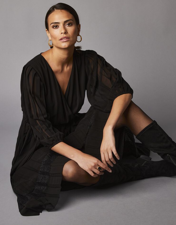 Robe cache-cœur longue en voile plissé et dentelle (noir)