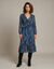 Robe longue volant&eacute;e, voile textur&eacute; imprim&eacute; abstrait (bleu)