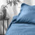 Couvre-lit uni matelassé reliéfé "feuillage" (bleu grisé)