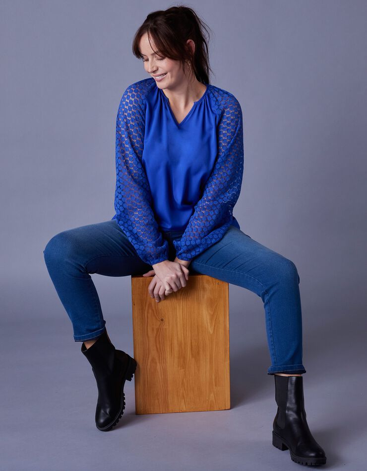 Blouse unie manches dentelle (bleu dur) Blouse unie manches dentelle (bleu dur)