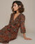 Robe courte manches 3/4, col V volant&eacute;, voile imprim&eacute; fleurs indiennes (chocolat / vert)