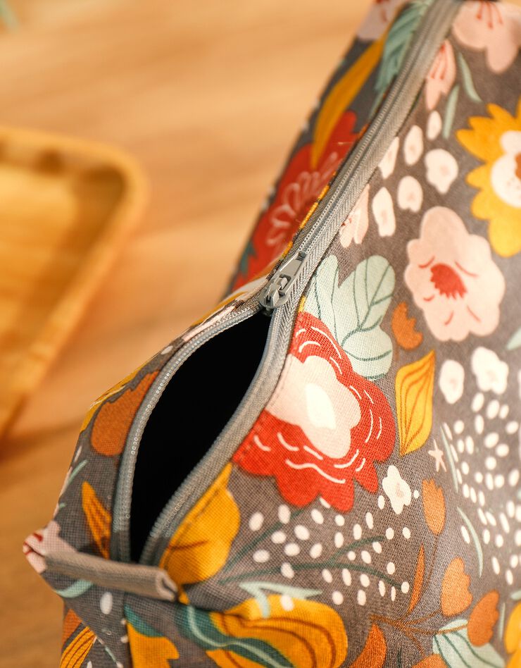Trousse de toilette zippée motif fleuri folk - collection upcycling (gris/multicolore) Trousse de toilette zippée motif fleuri folk - collection upcycling (gris/multicolore)