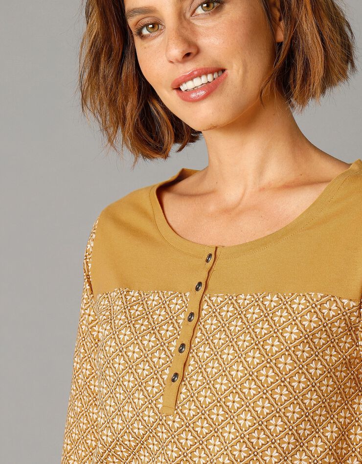 Tee-shirt col tunisien imprimé graphique (safran) Tee-shirt col tunisien imprimé graphique (safran)
