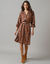 Robe chemisier boutonnée imprimée (caramel / bleu)