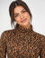 Sous-pull col roul&eacute; imprim&eacute; peau de b&ecirc;te, stretch (caramel / noir)