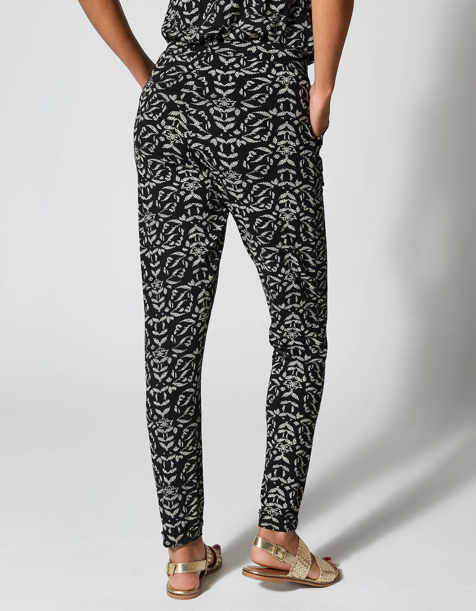 Pantalon Fusele En Soie Noire Froissee main image 1