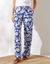 Pantalon large fluide imprimé, coupe large (bleu / blanc)