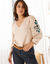 T-shirt brodé col V, manches 3/4 (beige / bleu)