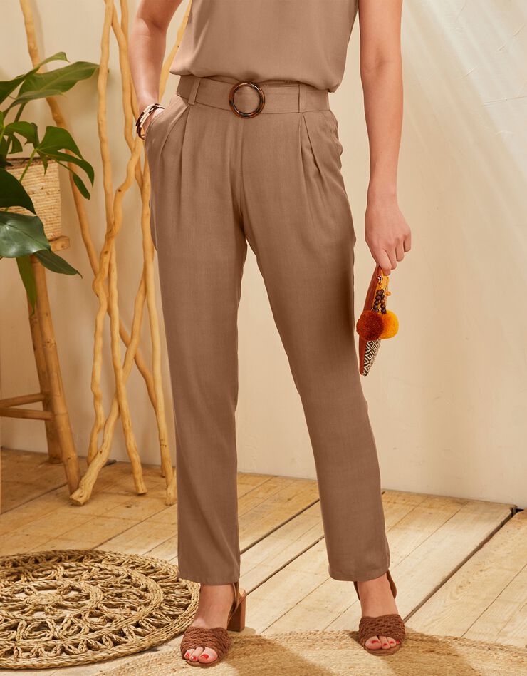 Pantalon ceinturé coupe chino uni (noisette) Pantalon ceinturé coupe chino uni (noisette)