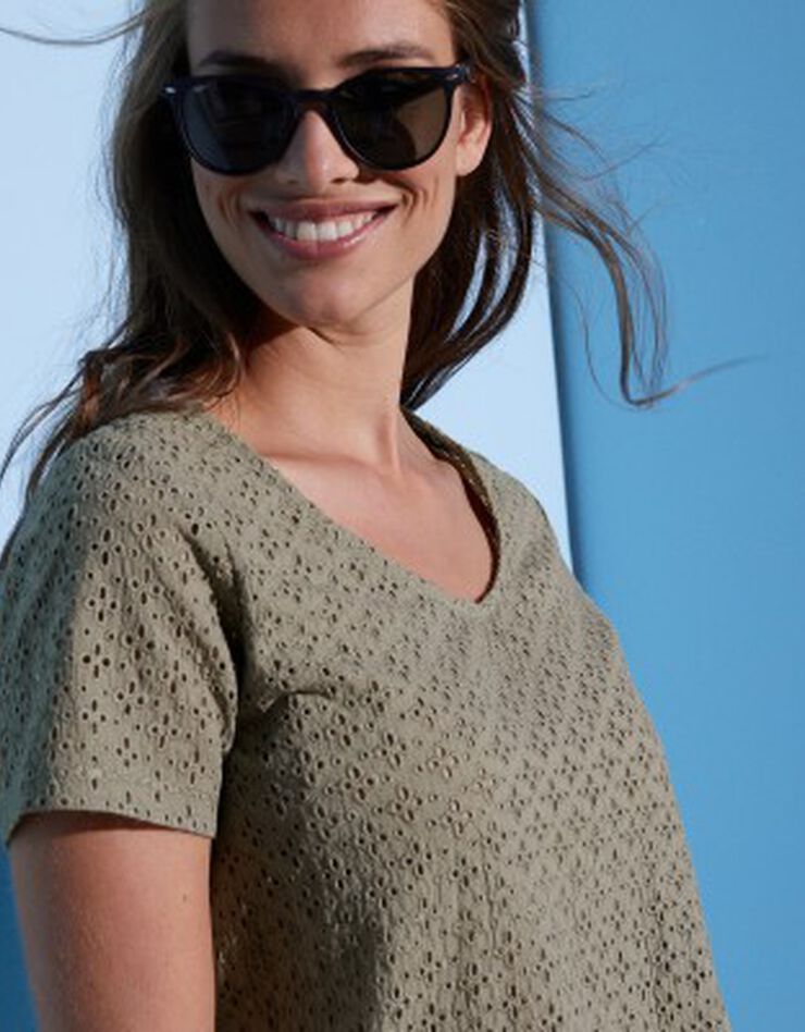 Tee-shirt col V broderie anglaise (kaki) Tee-shirt col V broderie anglaise (kaki)