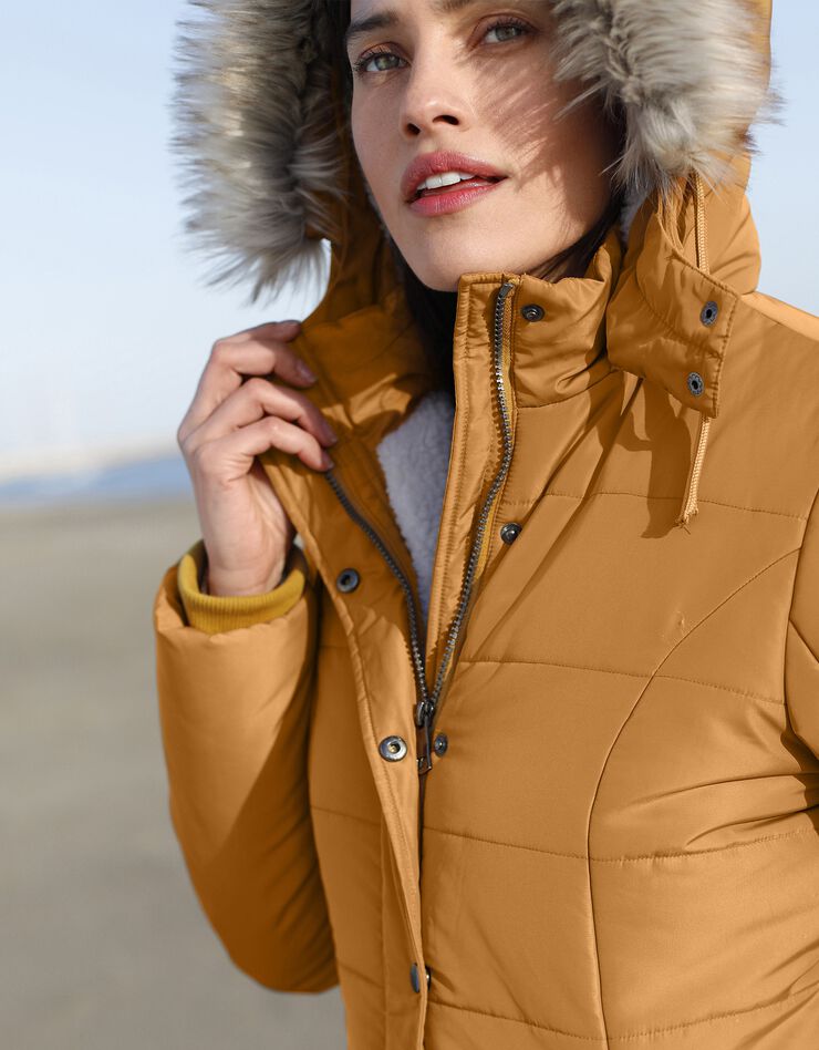 Doudoune fourrée à capuche imperméable (safran) Doudoune fourrée à capuche imperméable (safran)