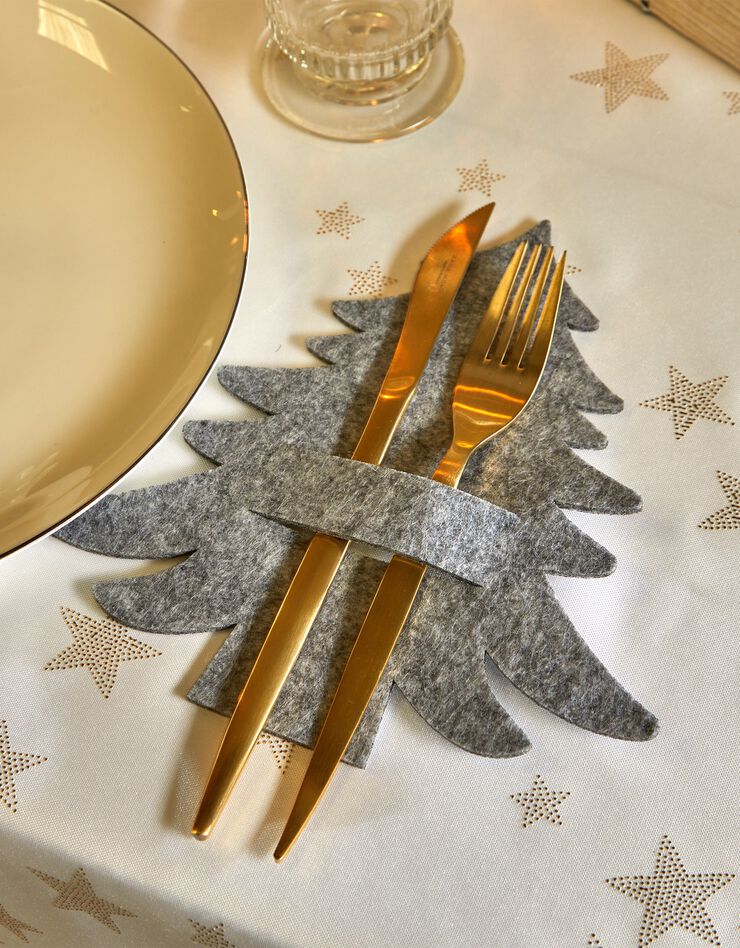 Lot de 4 porte-serviettes ou porte-couverts sapin feutrine (argent) Lot de 4 porte-serviettes ou porte-couverts sapin feutrine (argent)
