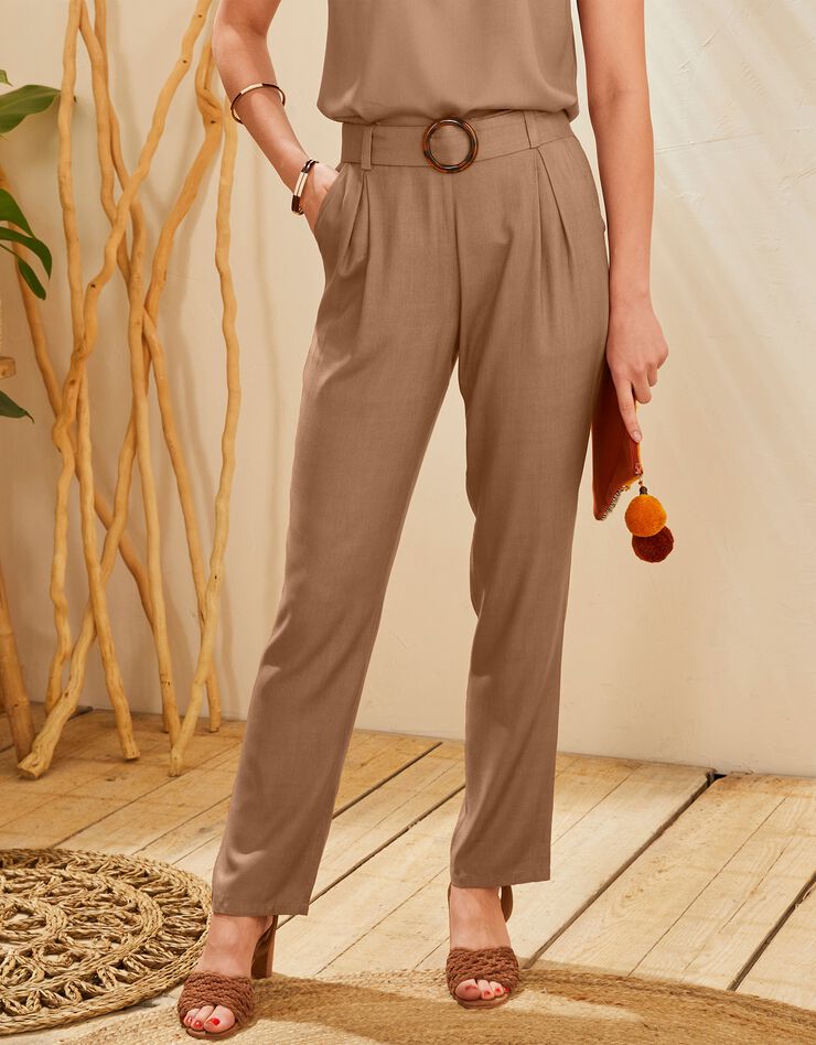Pantalon ceinturé coupe chino uni (noisette) Pantalon ceinturé coupe chino uni (noisette)