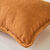 Coussin uni velours c&ocirc;tel&eacute; (caramel)